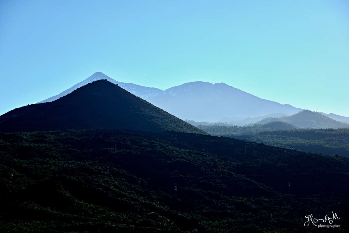 Tenerife - v Santiago del Teide překrývá výhled na sopku celkem malý kopec