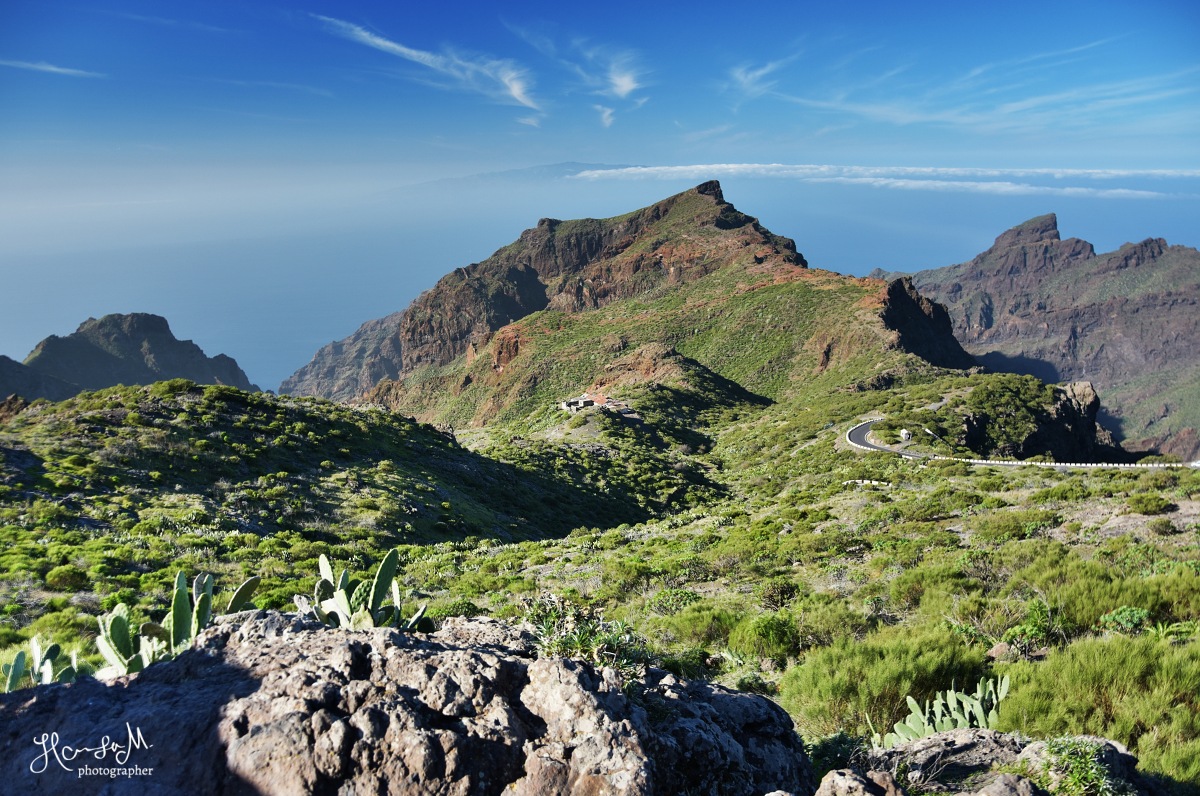 Tenerife - sedlo Degollada de Cherfe 1 050 m n. m. pohled do údolí vesnice Masca