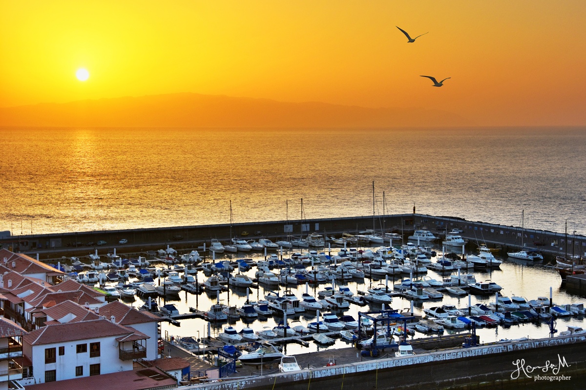 Tenerife - západ slunce nad přístavem Los Gigantes